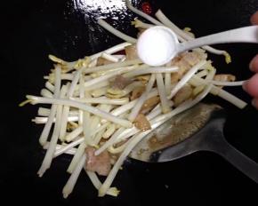 加入一些盐和酱油翻炒