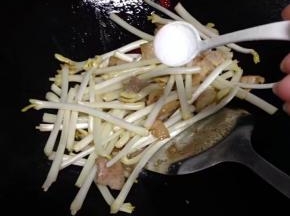 加入一些盐和酱油翻炒