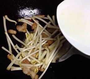 加入少许清水翻炒后，小焖一会儿