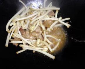 花生芽变软后即可出锅。