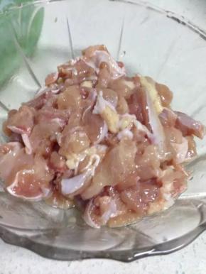 鸡腿肉去骨切成丁，用料酒，黑胡椒粉，食用油，淀粉腌制10分钟。