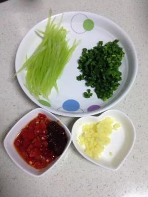鸡肉在腌制的时候把窝笋丝用开水烫一遍，韭菜切末。蒜和姜剁碎。