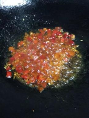 锅里放油，把剁椒和郫县豆瓣酱倒入锅里小火煸炒，放白糖，超出香味。倒入姜末，继续炒1分钟。