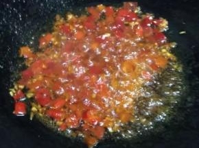 锅里放油，把剁椒和郫县豆瓣酱倒入锅里小火煸炒，放白糖，超出香味。倒入姜末，继续炒1分钟。