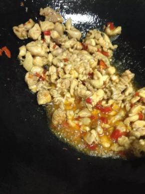 倒入鸡丁改大火爆炒到鸡丁熟。