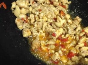 倒入鸡丁改大火爆炒到鸡丁熟。