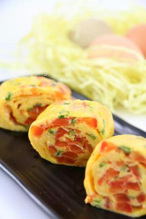 盛盘后切成小段，番茄金蛋卷就做好了。