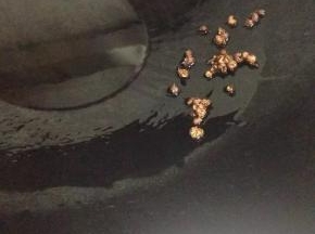 锅里烧好的热油淋上即可。（我是用了一些花椒，这样比较香）