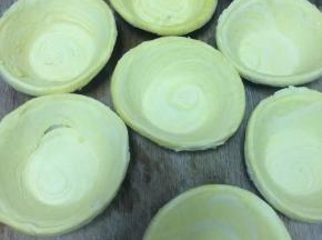 将蛋挞皮从冰箱里取出，一个个摆放好。室温自然回温解冻。