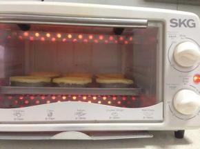 送入烤箱里，调至180-200，20-25分钟。（因为我这个是小烤箱）