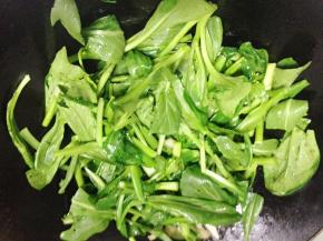 倒入清洗好的菜心翻炒