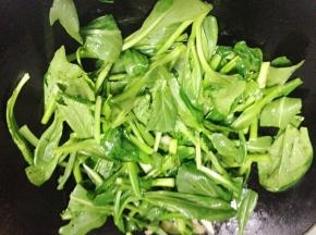 倒入清洗好的菜心翻炒