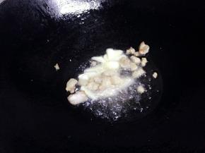 锅里倒入油，加入蒜烧香
