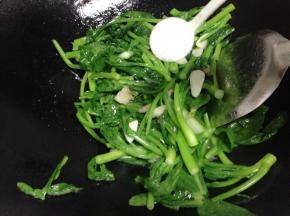 炒倒微软加适量的盐调味