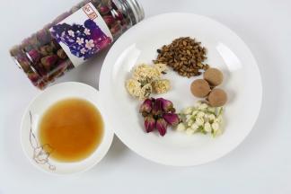准备好食材：大麦茶、贡菊、玫瑰花、茉莉花、龙眼干。
