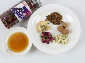 准备好食材：大麦茶、贡菊、玫瑰花、茉莉花、龙眼干。