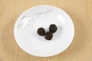 
龙眼干剥壳备用。