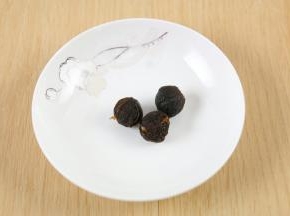 
龙眼干剥壳备用。