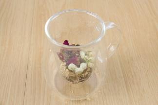 
将大麦茶、贡菊、玫瑰花、茉莉放入带有滤网的杯中。