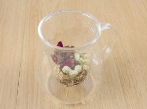 
将大麦茶、贡菊、玫瑰花、茉莉放入带有滤网的杯中。