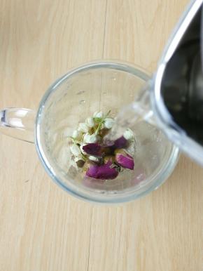 
加入开水，冲洗一遍，将花茶滤起，倒去第一遍的水。