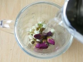 
加入开水，冲洗一遍，将花茶滤起，倒去第一遍的水。