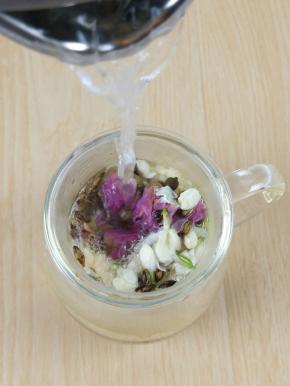 
加入龙眼干，再次加入开水。