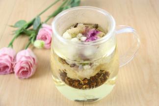 杯子加满水，盖盖，静置2-5分钟，让各种花茶释放出香味。