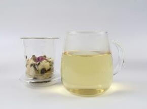 味道出来后，把花茶茶渣滤出。