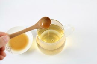 待茶温稍微冷却后，加入适量的蜂蜜，搅拌均匀。