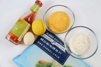 
准备好食材：鲽鱼片、面包糠、面粉、鸡蛋、柠檬、甜辣酱。