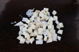 洗干净后切成小块。