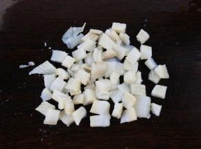 洗干净后切成小块。