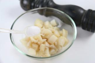 加入适量的盐、胡椒粉。