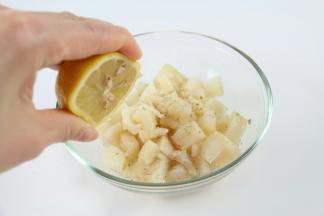 挤入适量的柠檬汁，拌匀后腌5分钟左右。