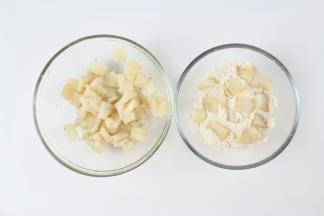 腌好的鲽鱼粒均匀的裹上一层面粉。