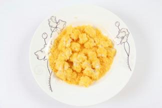 
放入面包糠中滚一圈，确保每一面都沾上面包糠。