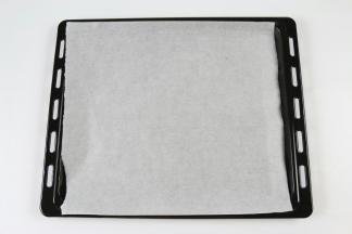 烤盘中放上一层烘焙纸，烤箱180度预热。