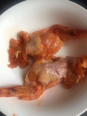 将蛋炒饭慢慢塞进腌制好的鸡翅里，第一次做不太敢塞