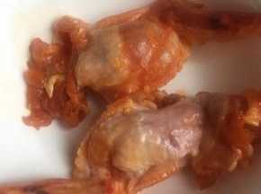 将蛋炒饭慢慢塞进腌制好的鸡翅里，第一次做不太敢塞