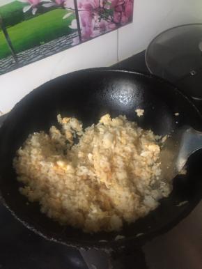 蛋炒饭，喜欢的还可以加青豆和玉米粒等