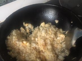 蛋炒饭，喜欢的还可以加青豆和玉米粒等