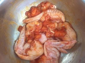 用奥尔良烤翅腌料腌制至少3小时以上，说明是放冰箱冷藏8小时，最好过夜，性子急