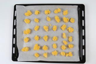 把沾满面包糠的鲽鱼粒摆在烤盘上，每个中间留一些空隙。