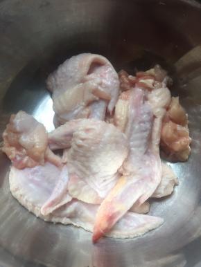 鸡全翅，将后两段的骨头去掉，这次是用小刀割连着的筋，用剪刀可能更方便，先按摩下鸡翅，然后剪断骨头上的筋，慢慢转就可以把骨头取出来了