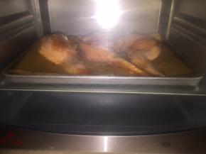 放入预热好的烤箱200度烤20分钟翻面再烤10分钟即可，根据个人烤箱看，熟了香气扑鼻