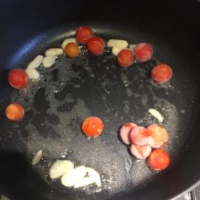 倒入小番茄，我的番茄是趁着买到野生番茄的时候冰冻在冰箱里的，需要时直接拿出来用就好了