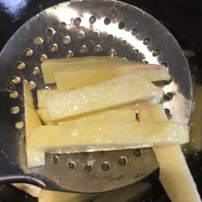 炸到土豆表面皱捞起