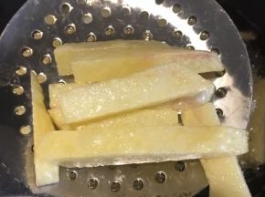 炸到土豆表面皱捞起