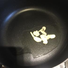 锅内放猪油，油热加入大蒜片炒香